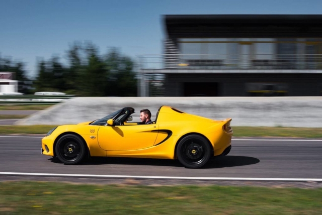 Auto sportiva sul circuito Andrézieux-Bouthéon 