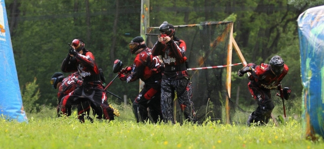  Das rote Team markiert sein Territorium. 