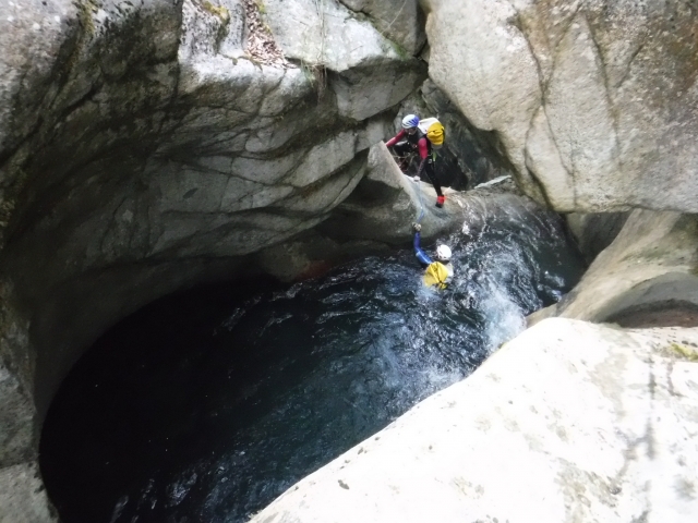  Jump while canyoning. 