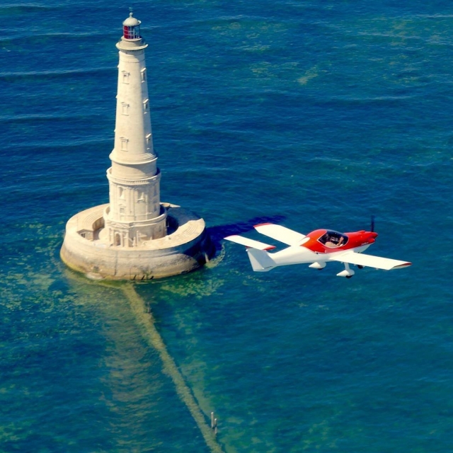  Wir fliegen über den Leuchtturm von Libourne 