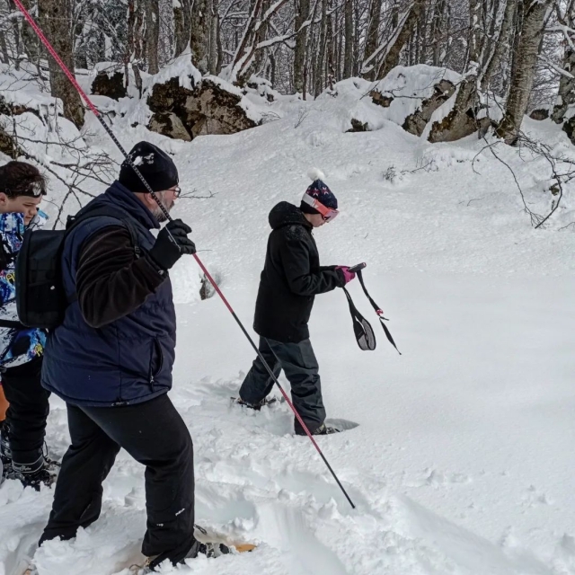 Escursione sportiva nella neve profonda 