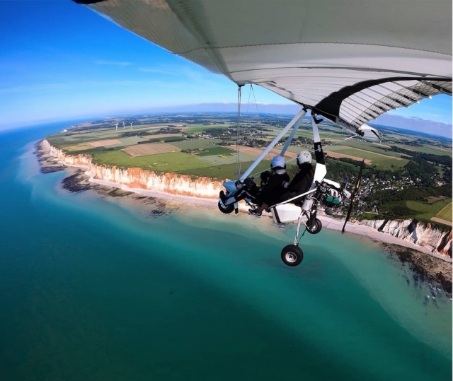  Panorama incredibile sulle scogliere di Étretat.