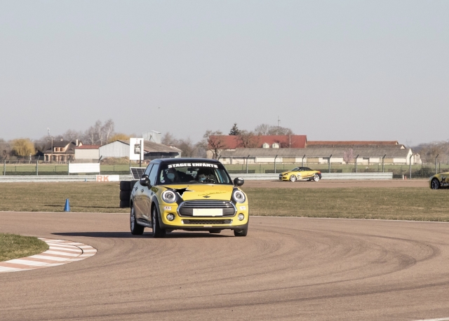  Acelerando en la pista.