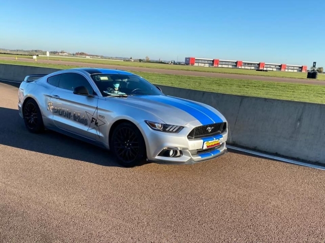  Ford Mustang grigia in circuito 
