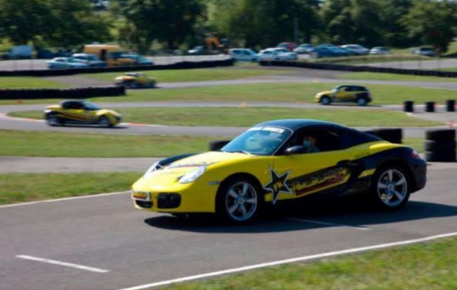  Porsche Cayman no circuito de carros 