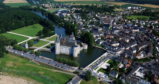  Una città e il suo castello visti dal cielo. 