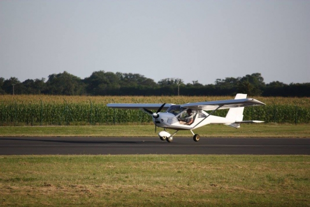  Landung am Flughafen Loiret in Saint Denis de l'Hôtel 