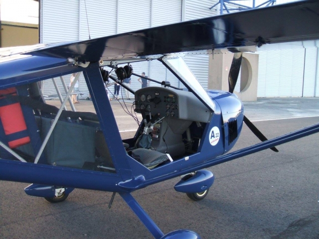 helicóptero de dois lugares no aeroporto de Loiret 
