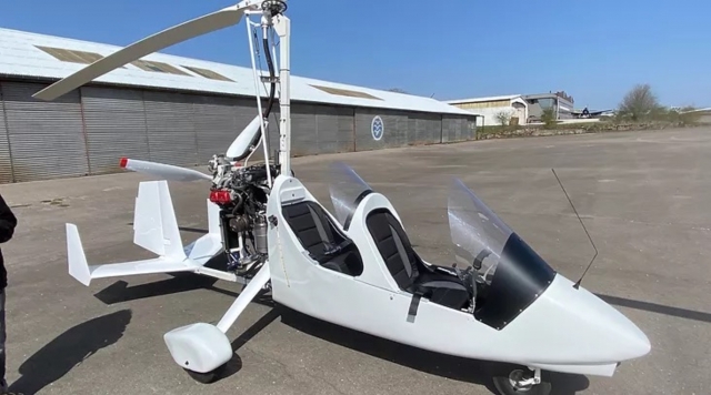ULM autogire blanc à Annecy 