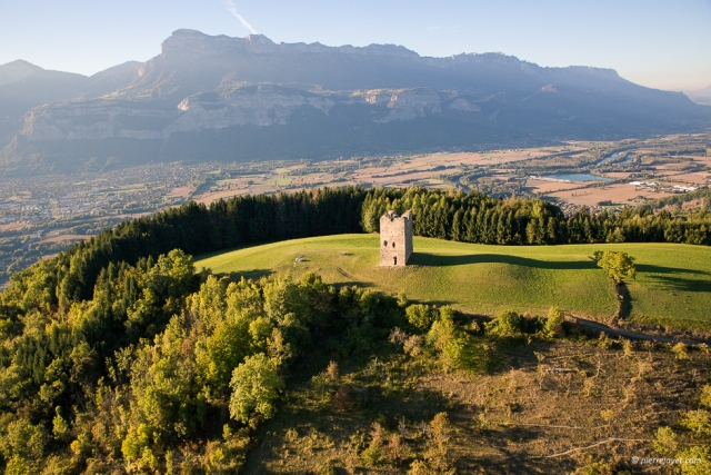 La tour Montfallet au sommet de la colline
