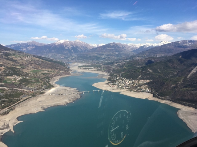Sehr hübscher See mit wunderschönem Blau Farbe