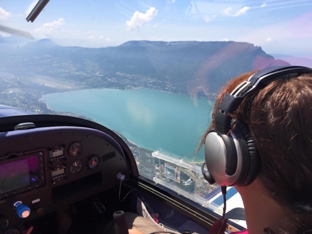  Volo sopra un lago in ultraleggero. 