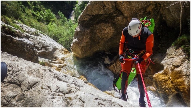  Rappelling. 