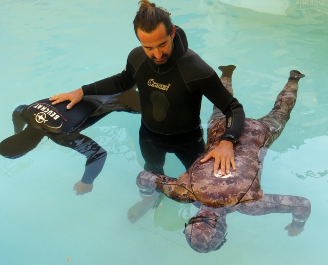  Theoretical teaching in the pool 