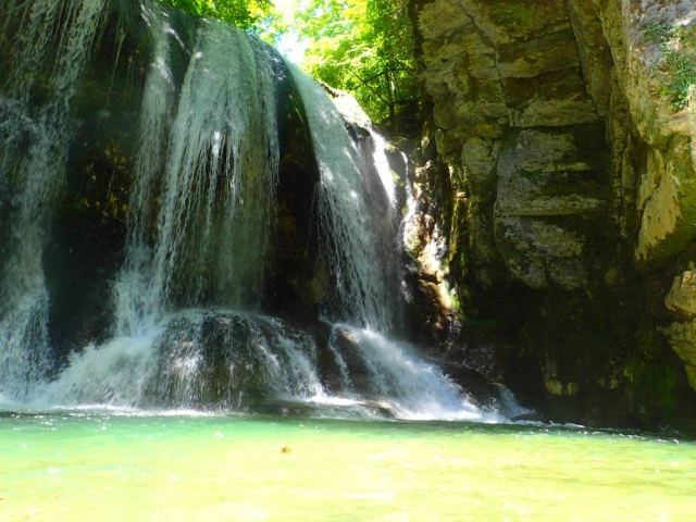  Magnífico lugar en el cañón con una cascada 