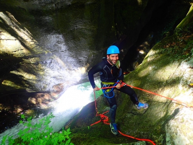 Rappelling. 