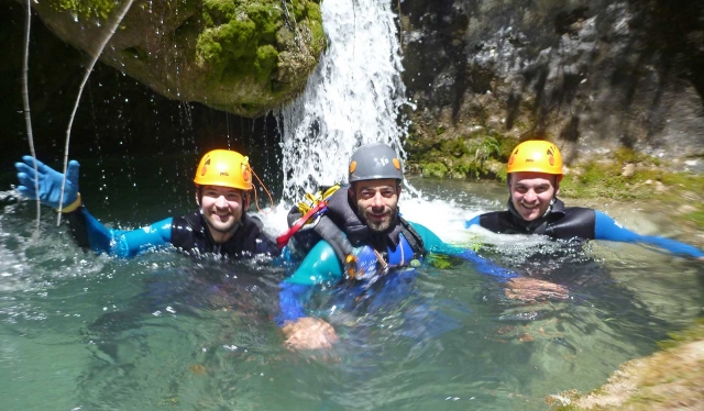  Nuotare davanti alla piccola cascata 