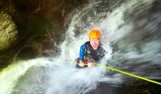  Discesa in corda doppia dalla cascata!