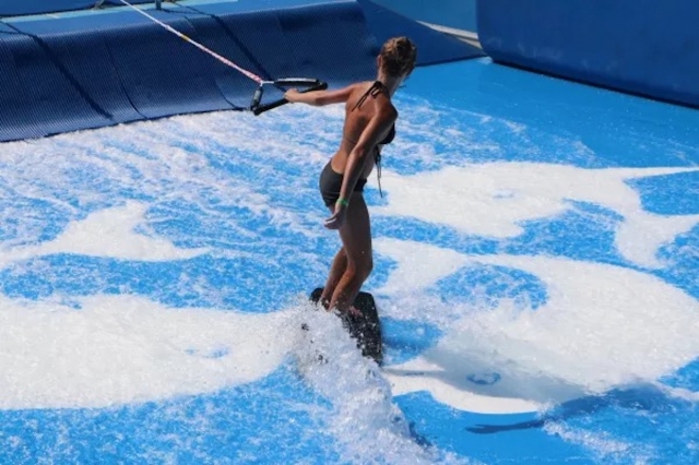  Einführung in das Surfen auf künstlichen Wellen. 