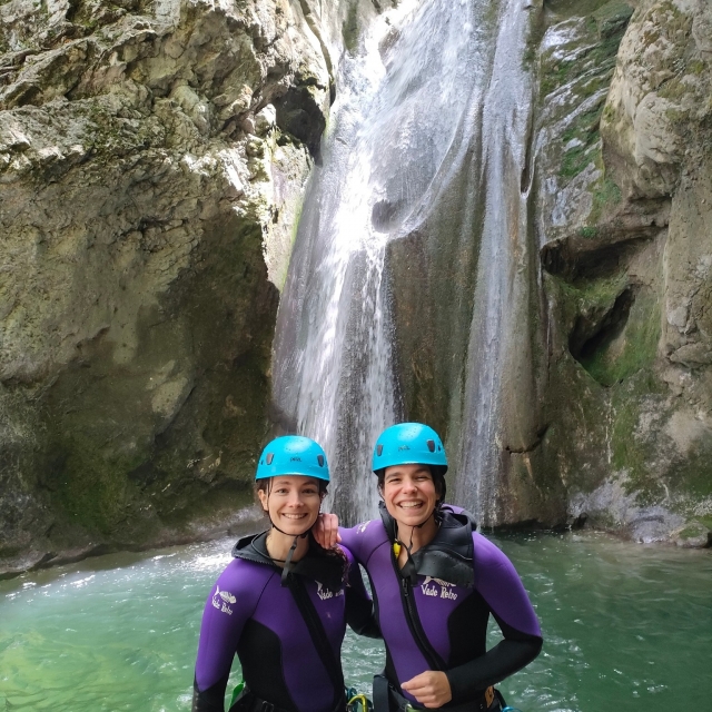  Piccola pausa fotografica davanti alla cascata 