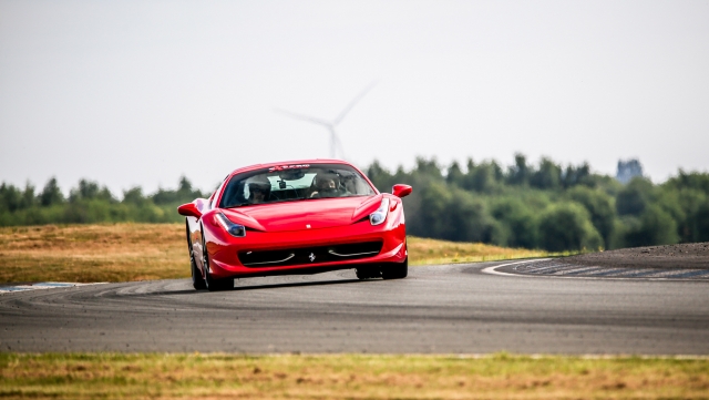 Magnífica Ferrari no circuito de corrida 