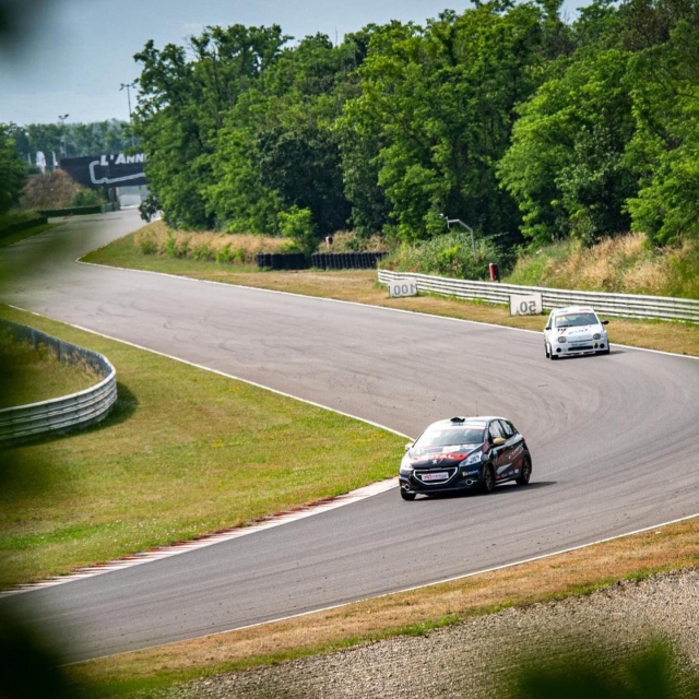  The pleasure of taking the turns of the track! 