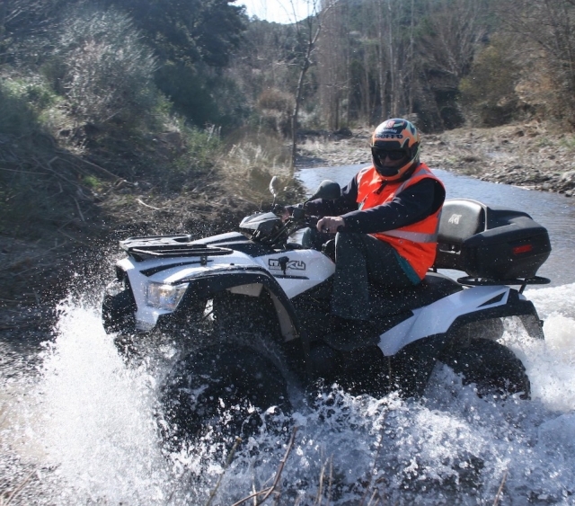  Esplorando su un quad.