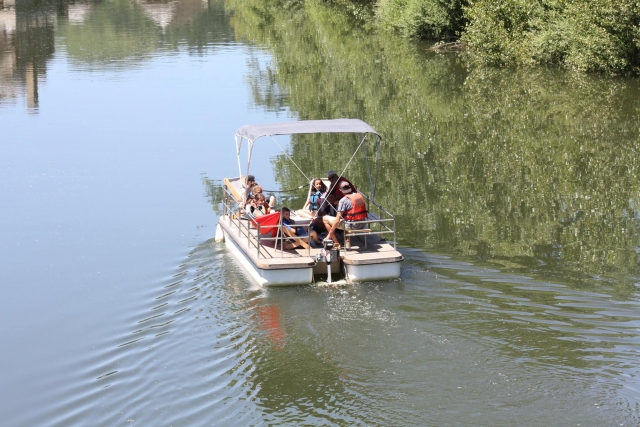  Alles mit dem Boot für einen erfrischenden Familienausflug! 