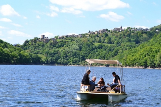  Der herrliche Wald, der den See von Sainte Eulalie d'Olt in Okzitanien umgibt