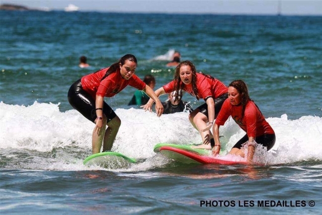 Surfeando en el mar con amigos 