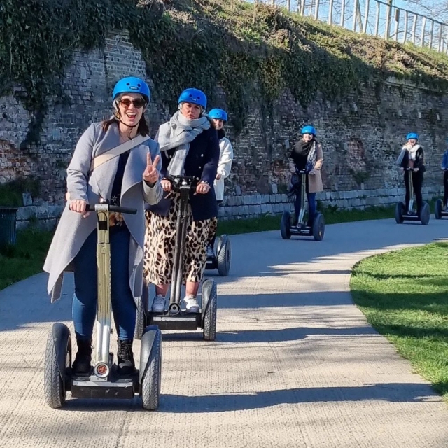  Passeggiata turistica con ragazze 