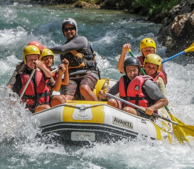  Il piacere del rafting accompagnati da un istruttore.
