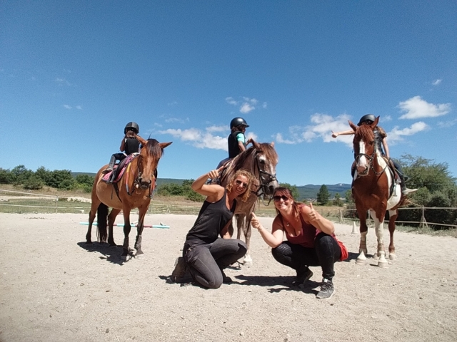 Balade à cheval en groupe au Alpes du Sud