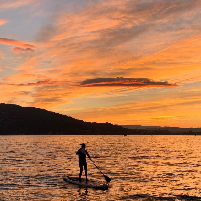 Faire du Paddle Surf au coucher de soleil.