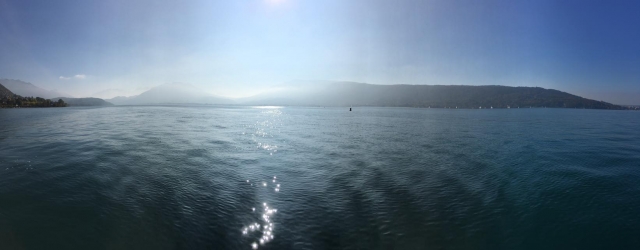 Panorama du lac d'Annecy sous le soleil