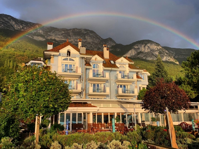 Une villa du village sous un arc en ciel 