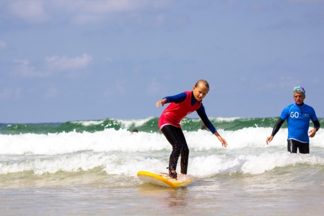  Lezioni di surf per bambini. 