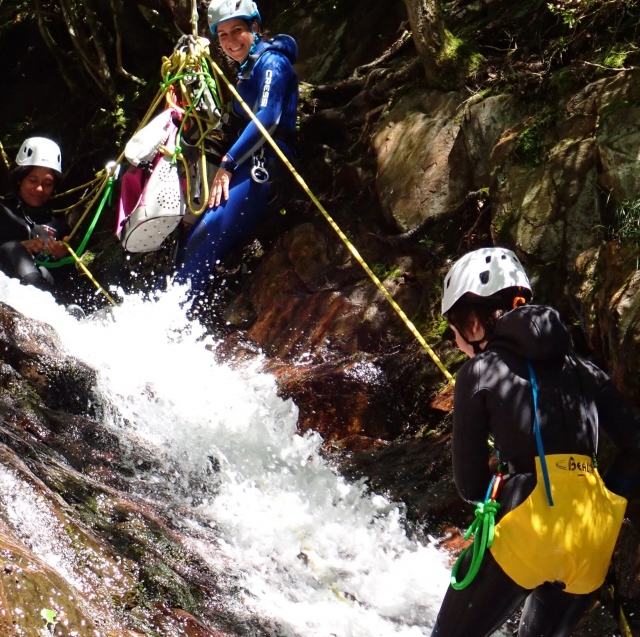  enfrentar obstáculos naturais durante esta descoberta de canyoning 