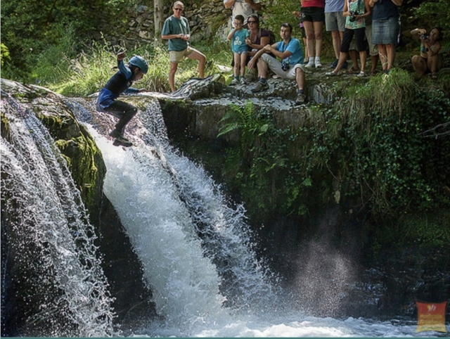 Bel salto in alto sopra la cascata. 