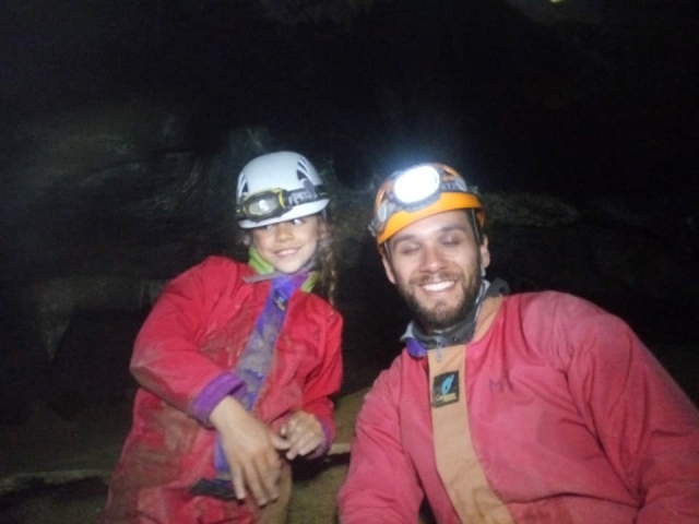 Père et fille dans la grotte de l'Ermite 