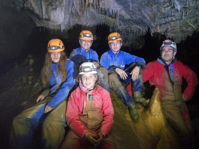 Activité ludique en famille dans les souterrain de l'Ariège