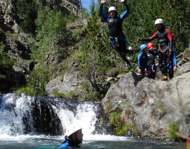 Des sauts pendant le canyoning.