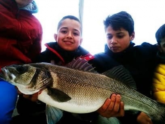  Jóvenes divirtiéndose pescando.