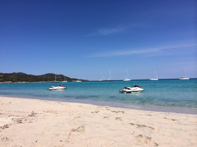  Praia perto do porto de Saint-Florent em Haute Corse 
