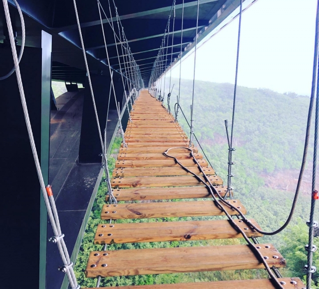 Holzsteg unter dem Viadukt 