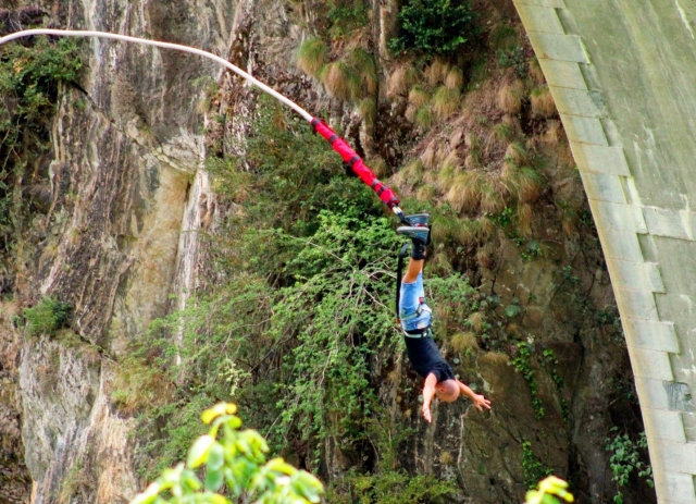  Jump elastic near Lyon 