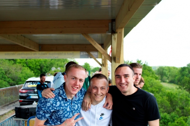  Friendly moment with friends before the tandem jump