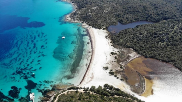 Panorama de águas cristalinas de Saint-Florent