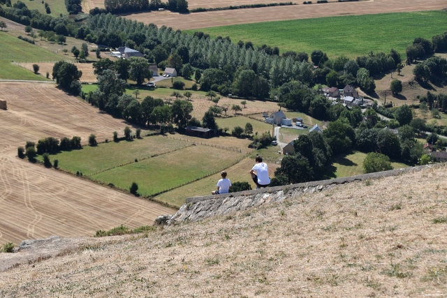  Herrliche Landschaft im Calvados zwischen Feldern und Wald