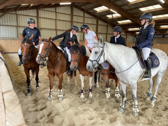  Preparação para a atividade do oeste a cavalo.